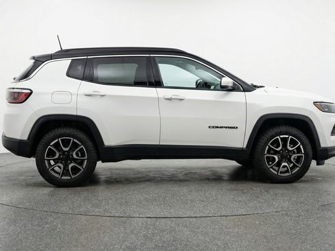 Used 2025 Jeep Compass Trailhawk AWD/4WD image 11