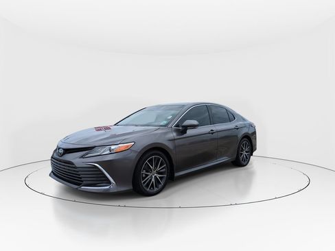 Used 2021 Toyota Camry XLE FWD image 4