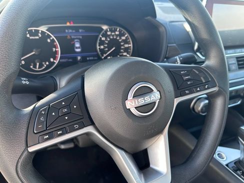 Used 2025 Nissan Altima 2.5 SV FWD image 10