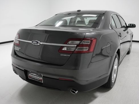 Used 2018 Ford Taurus SE image 4