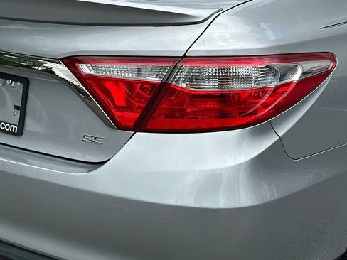 Used 2017 Toyota Camry SE FWD image 5