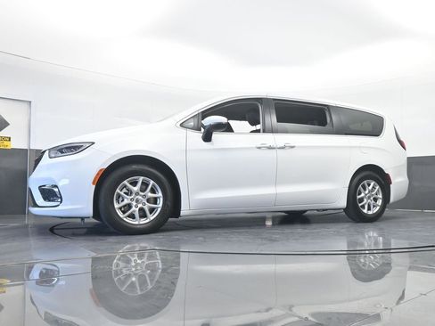 Used 2023 Chrysler Pacifica Touring-L image 58