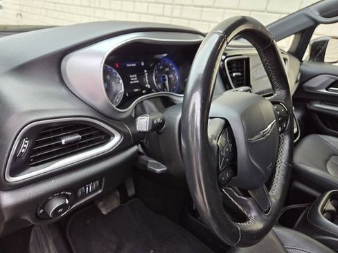 Used 2020 Chrysler Pacifica Touring-L Plus w/ Advanced Safetytec Group FWD image 20