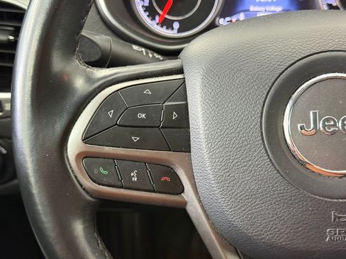 Used 2019 Jeep Cherokee Limited image 18