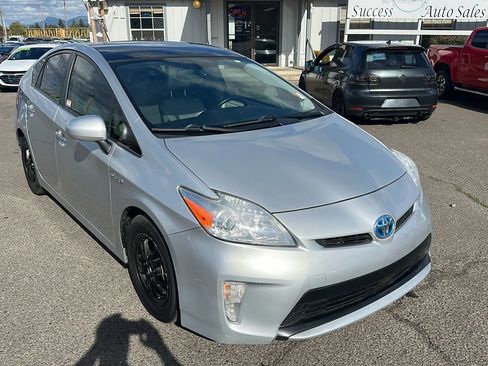 Used 2014 Toyota Prius Four image 2