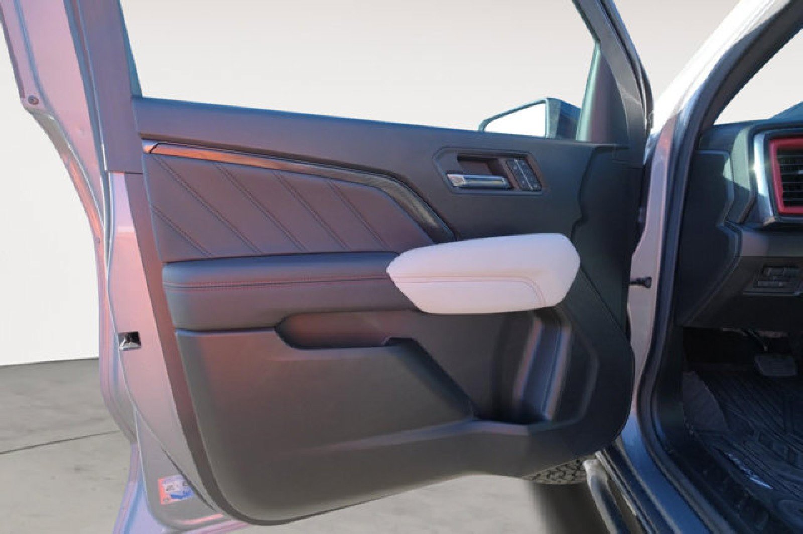 Used 2023 GMC Canyon AT4X AWD/4WD image 11