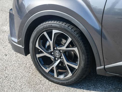 Used 2019 Toyota C-HR XLE FWD image 11