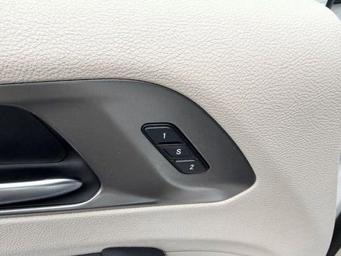 Used 2022 Chrysler Pacifica Touring-L image 19