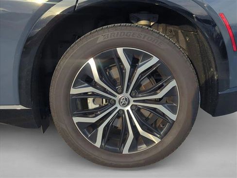Certified 2025 Toyota Crown Signia AWD/4WD image 6