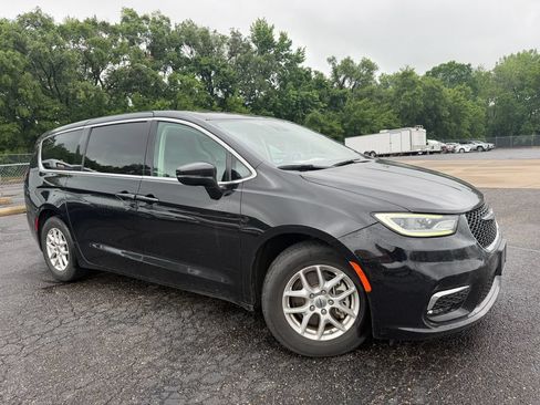 Used 2024 Chrysler Pacifica Touring-L FWD image 5