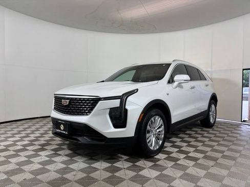 Used 2024 Cadillac XT4 Luxury w/ Cold Weather Package AWD/4WD image 3