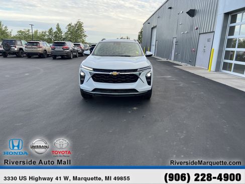 Used 2024 Chevrolet Trax LT w/ LT Convenience Package image 2