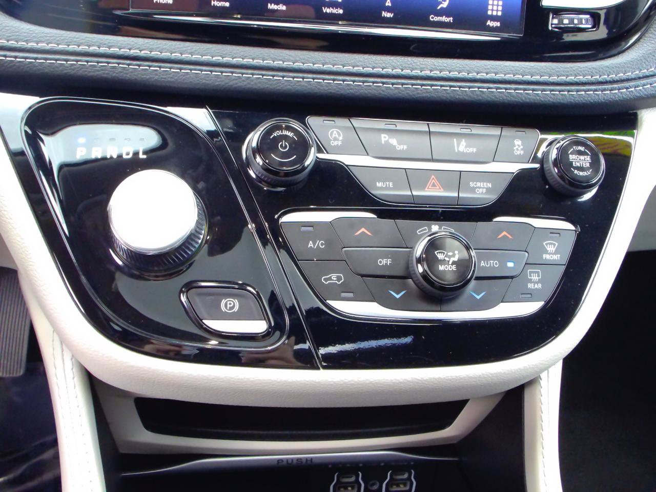 Used 2023 Chrysler Pacifica Limited FWD image 23