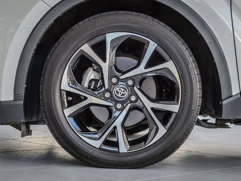 Used 2020 Toyota C-HR XLE FWD image 13