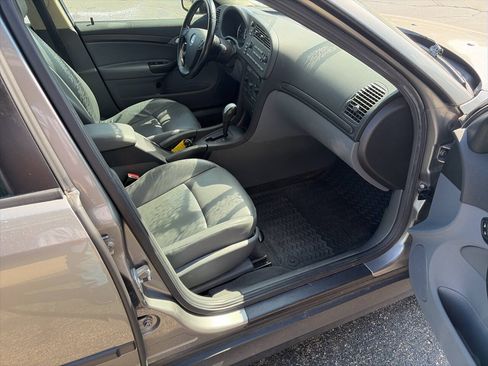 Used 2005 Saab 9-3 Linear FWD image 2