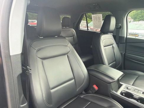 Used 2023 Ford Explorer XLT w/ Equipment Group 202A AWD/4WD image 31