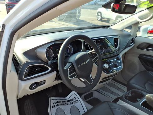 Used 2022 Chrysler Pacifica Touring-L image 12
