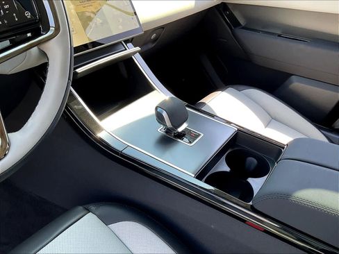 New 2025 Land Rover Range Rover Velar Dynamic SE image 10