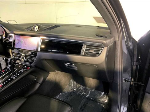 Certified 2024 Porsche Macan AWD/4WD image 22