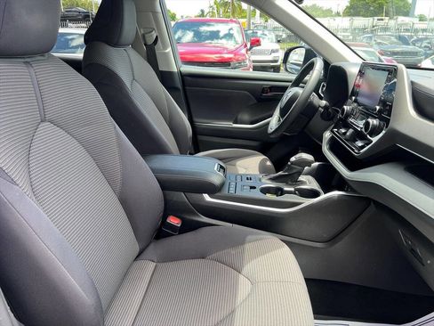 Used 2022 Toyota Highlander LE image 8