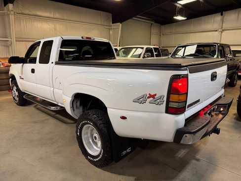 Used 2004 GMC Sierra 3500 SLT w/ Heavy-Duty Power Package AWD/4WD image 2