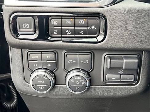 New 2025 GMC Yukon Denali w/ Denali Reserve Package image 34