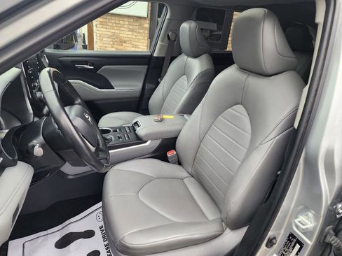 Used 2022 Toyota Highlander XLE AWD/4WD image 18