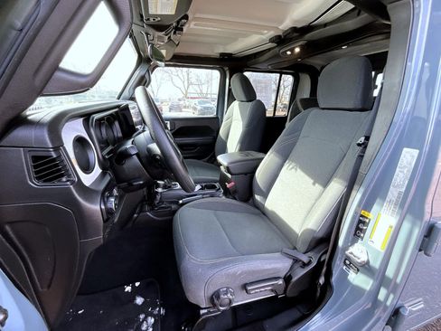 Used 2025 Jeep Gladiator Sport image 11