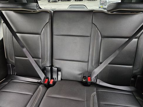 Used 2023 GMC Yukon SLT w/ SLT Premium Package image 18