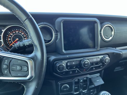 Used 2020 Jeep Wrangler Unlimited Sahara image 18