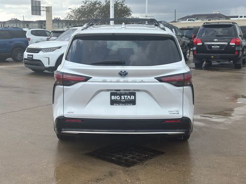 Used 2023 Toyota Sienna Limited image 5