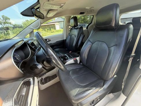 Used 2019 Chrysler Pacifica Touring-L FWD image 12