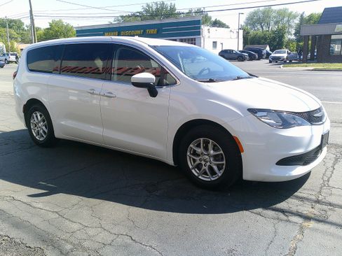 Used 2023 Chrysler Voyager LX FWD image 5