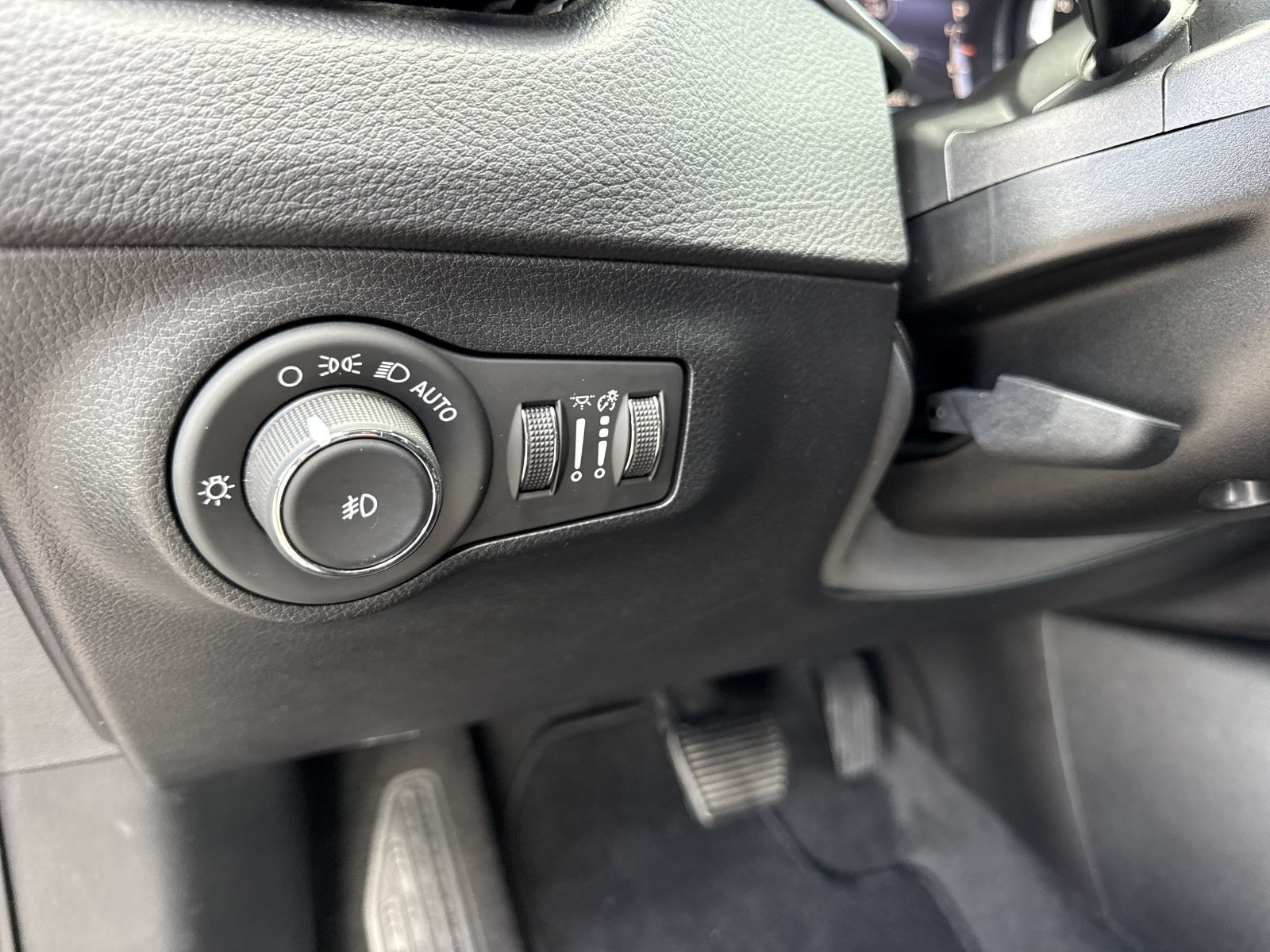 Used 2019 Jeep Compass Latitude FWD image 16