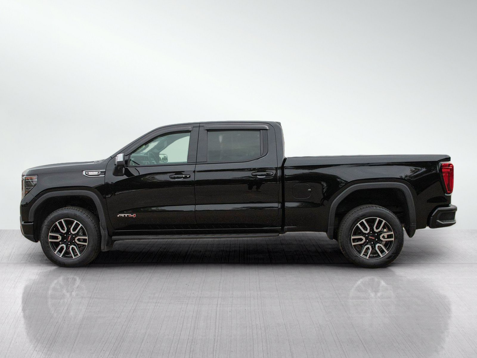 Used 2025 GMC Sierra 1500 AT4 w/ Technology Package AWD/4WD image 2