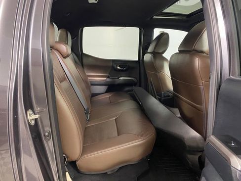 Used 2017 Toyota Tacoma Limited w/ Tow Package AWD/4WD image 9