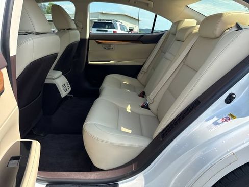 Used 2017 Lexus ES 300h w/ Navigation System Package FWD image 16
