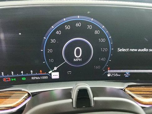 Certified 2024 Cadillac Escalade Premium Luxury image 15