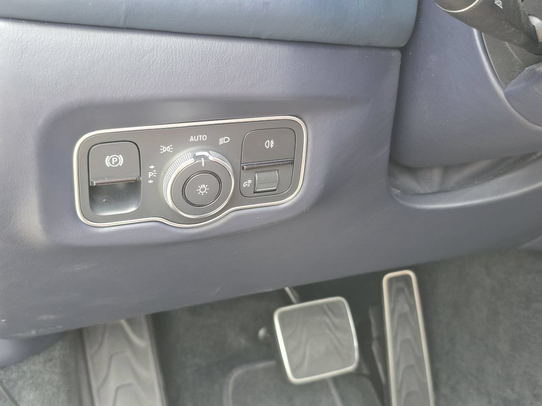 Used 2021 Aston Martin V8 Vantage Roadster RWD image 17