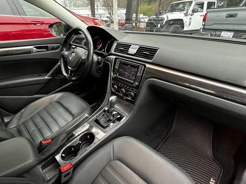 Used 2018 Volkswagen Passat 3.6 SEL Premium image 48