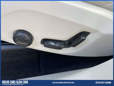 Used 2021 Volvo XC60 T5 Momentum w/ Climate Package image 17