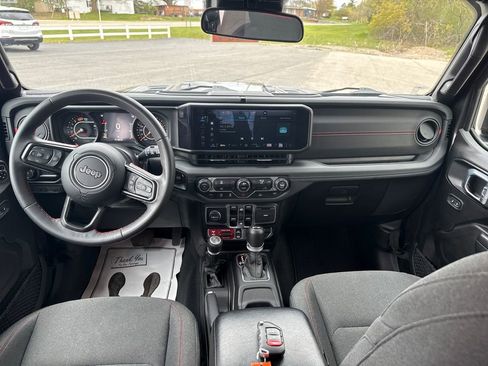 Used 2024 Jeep Wrangler Unlimited Rubicon AWD/4WD image 3