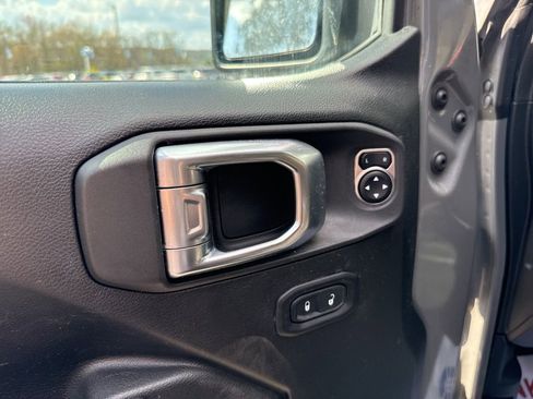 Used 2023 Jeep Wrangler Unlimited w/ Sun & Screen Package image 11