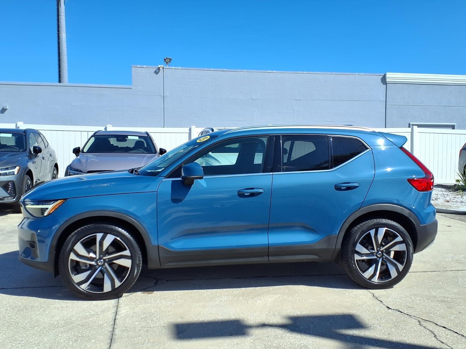 Certified 2023 Volvo XC40 B5 Ultimate w/ Protection Package Premier AWD/4WD image 4