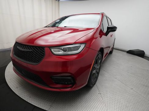 Used 2025 Chrysler Pacifica Limited FWD image 11