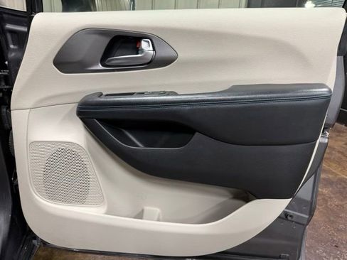 Used 2021 Chrysler Pacifica Touring-L FWD image 30