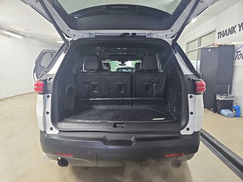 Used 2023 Chevrolet Traverse LT w/ LT Premium Package AWD/4WD image 17