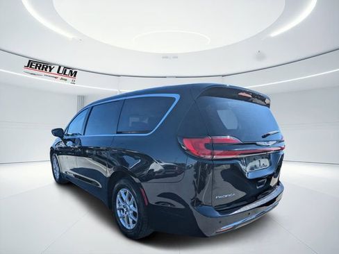 Used 2023 Chrysler Pacifica Touring-L image 5
