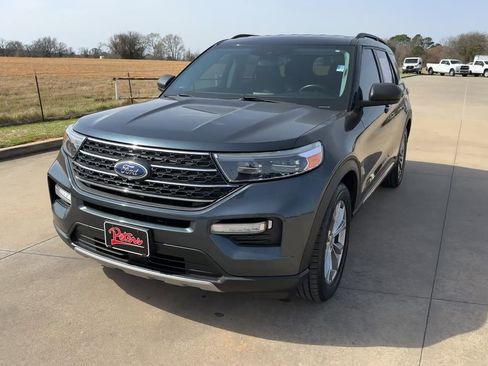 Used 2022 Ford Explorer XLT w/ Equipment Group 202A image 4