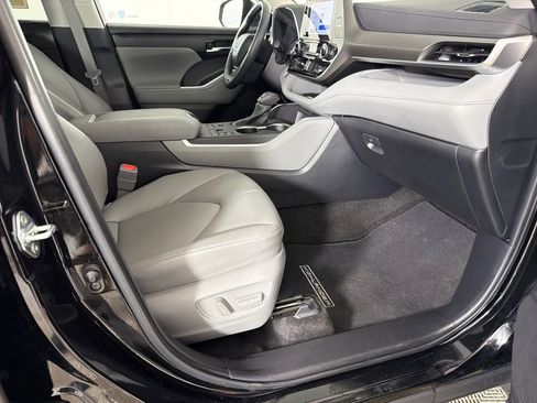 Used 2024 Toyota Highlander XLE image 14